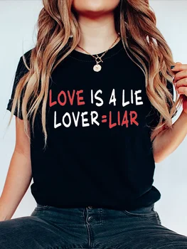  Love Is A Lie Футболка с трогательным слоганом Lover 2024, новая стильная женская рубашка на День Святого Валентина, повседневная комфортная футболка для романтической пары