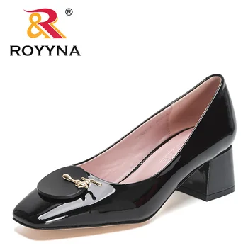  ROYYNA 2023 Новые дизайнерские женские лоферы из лакированной кожи с металлической цепочкой, с круглым носком, без застежки, женские туфли на массивном каблуке Feminimo